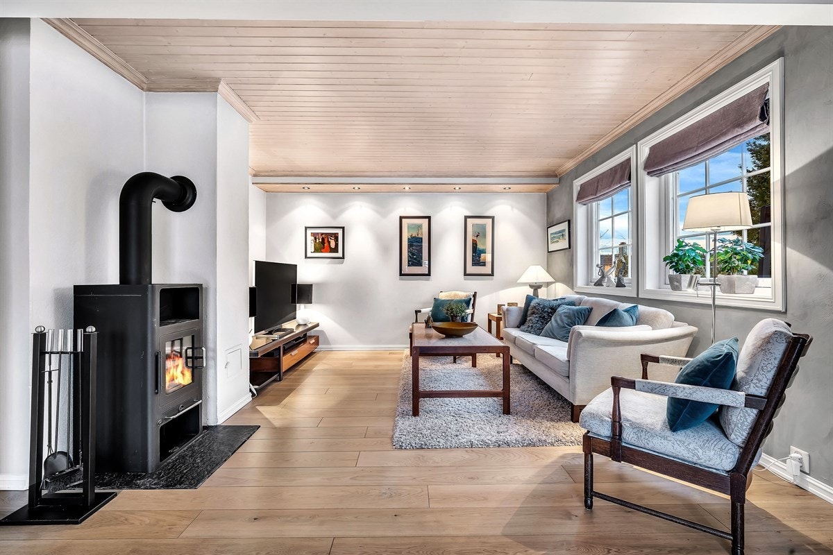 Rommet har nydelige lysforhold og enkelte downlights som bidrar med stemning på kveldstid. Galleribilde