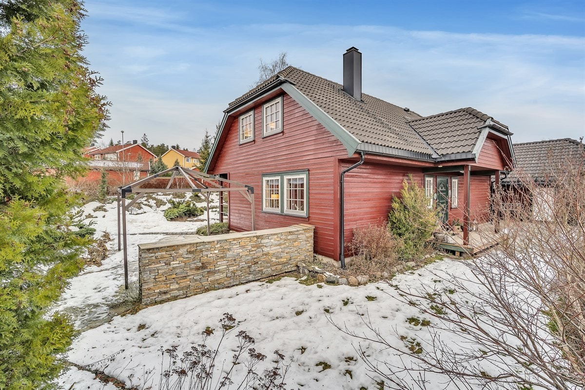 Tomten er opparbeidet med plen, belegningsstein, skifermur, trær og prydbusker. Galleribilde