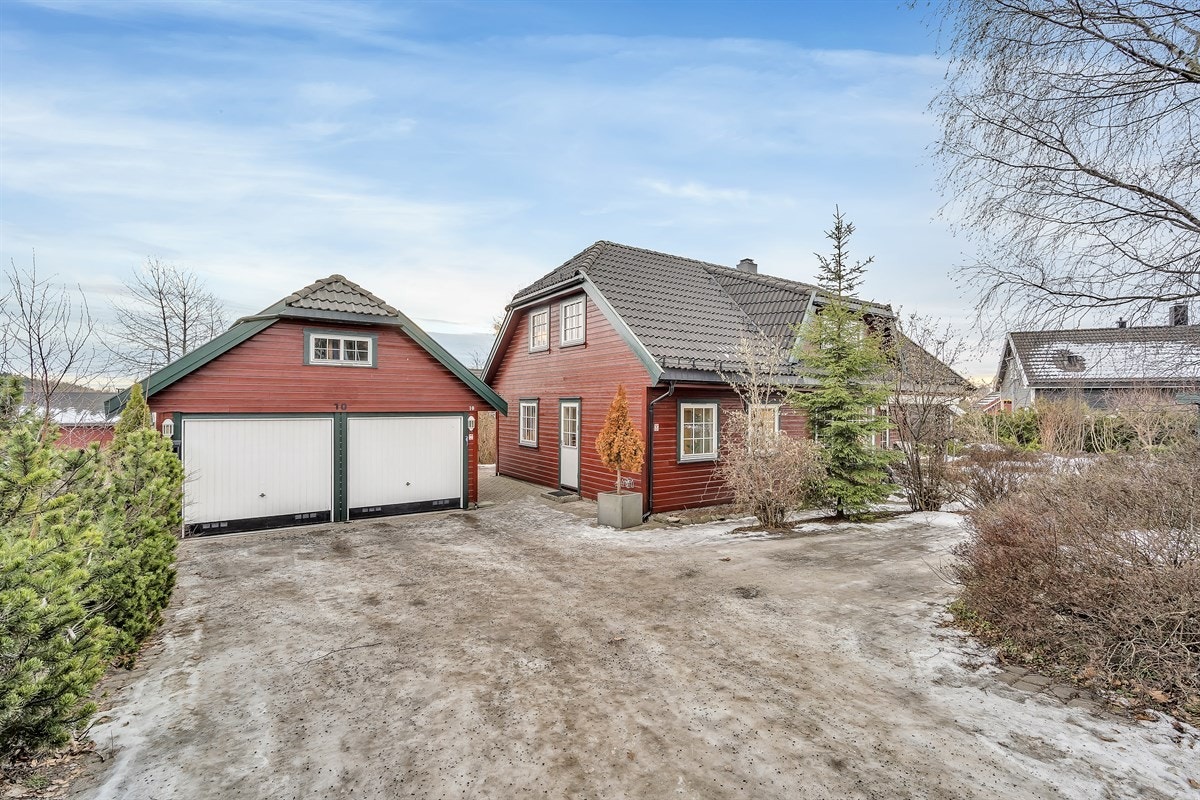 Det er lagringsloft i dobbelgarasjen og gode parkeringsmuligheter i front. Galleribilde