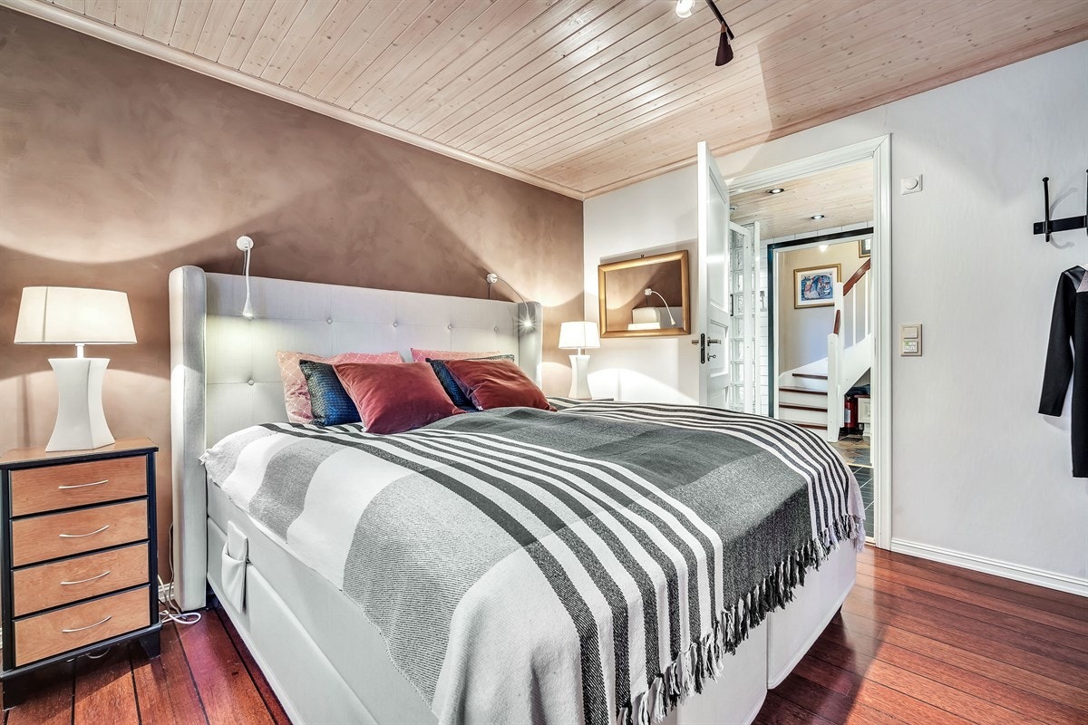 Hovedsoverommet ligger med direkte adkomst til bad - en bekvem løsning. Galleribilde