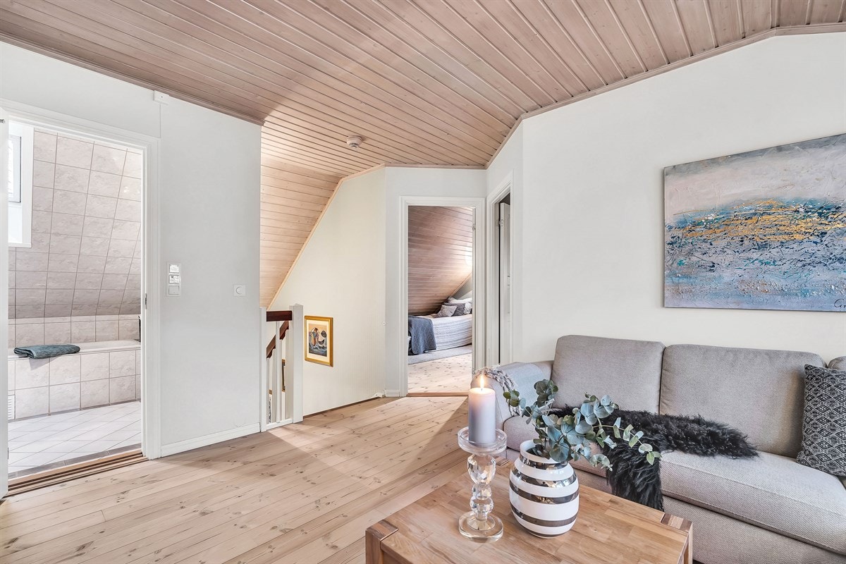 Eneboligen er over to plan og har en super praktisk planløsning vel tilrettelagt for familieliv. Galleribilde