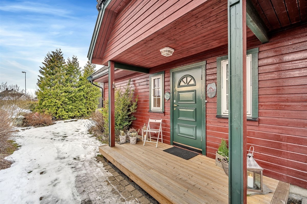 Inngangspartiet har overbygg og gir et trivelig førsteinntrykk av huset. Galleribilde