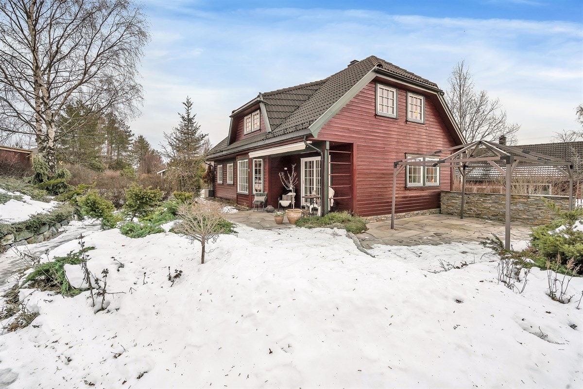 Eiendommen har et påkostet uterom med usjenerte og pent beplantede arealer. Galleribilde