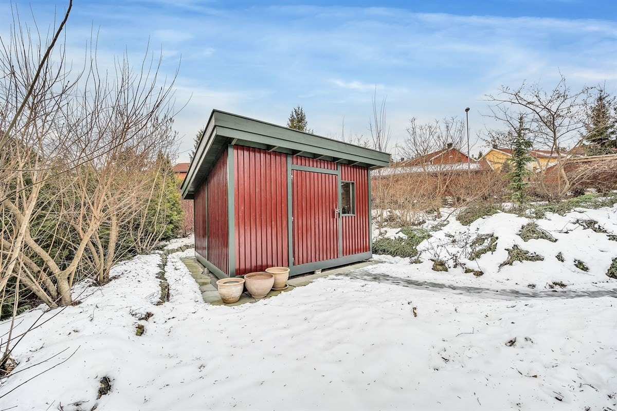 En praktisk redskapsbod i hagen ble oppført i 2004. Galleribilde