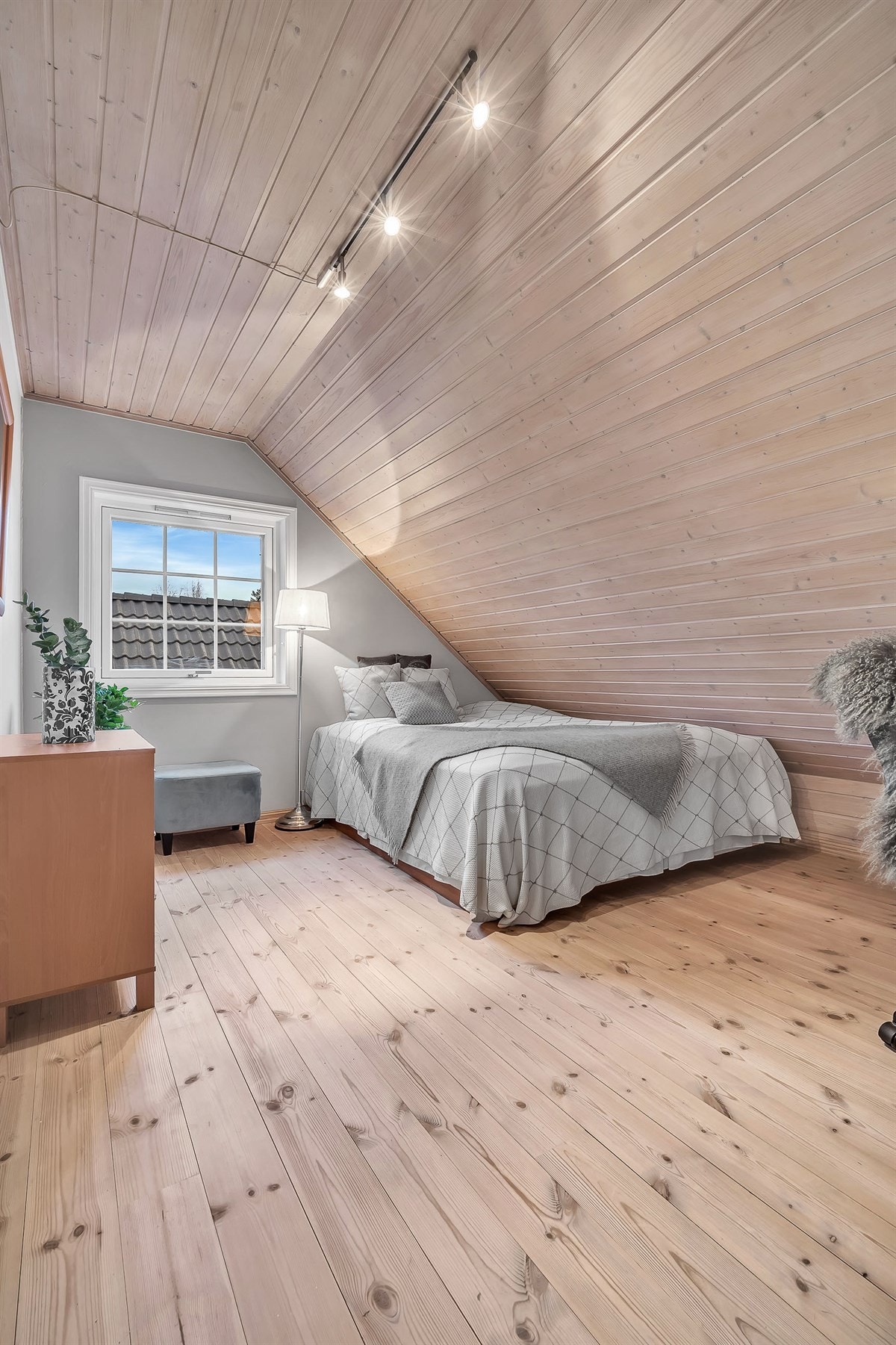 Soverommene i andre etasje er gjennomgående lune med tregulv og panelt himling. Galleribilde