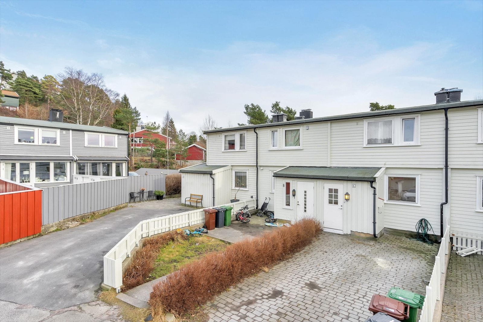 Fasade. Parkering i front av boligen Galleribilde