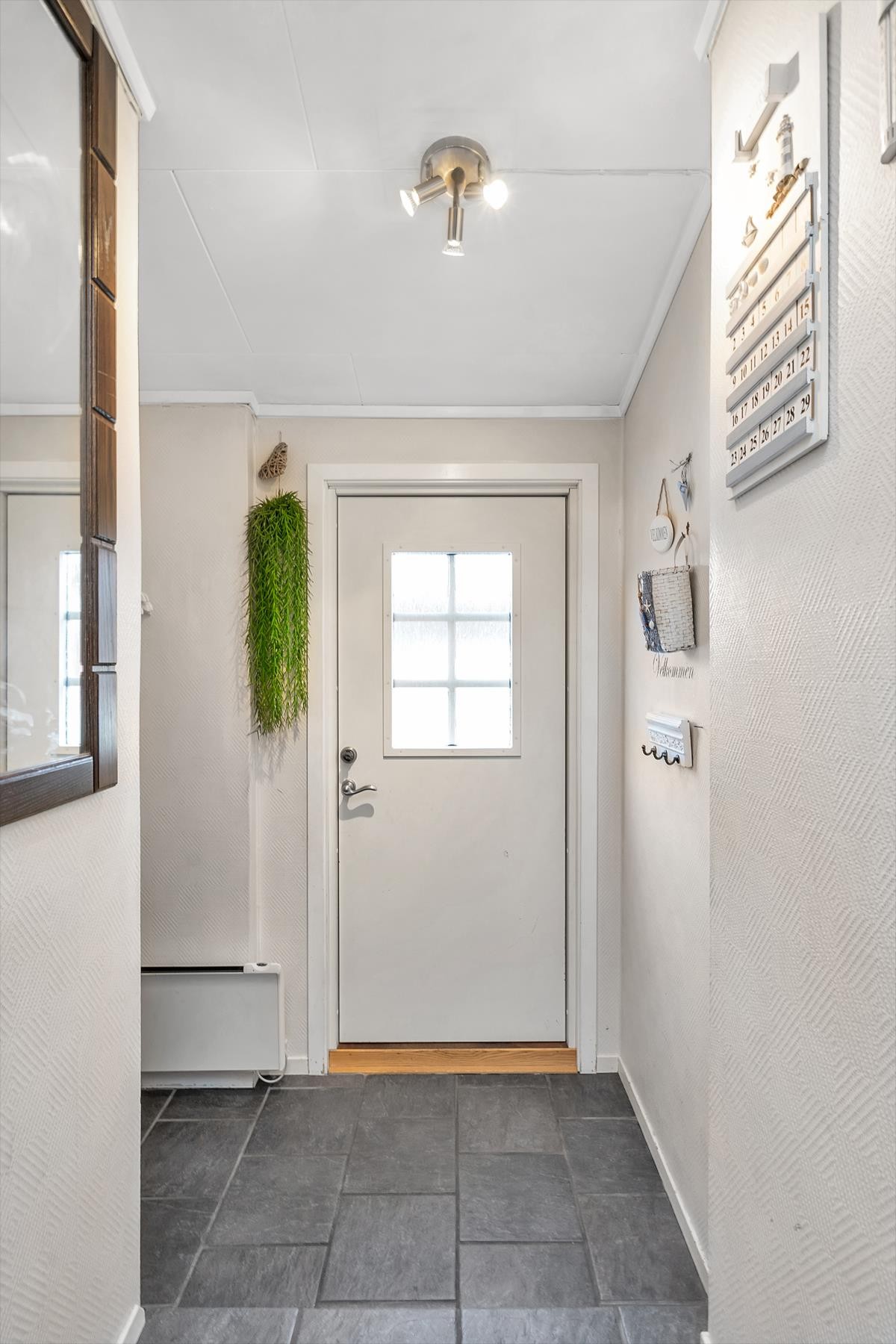 Velkommen inn - Inngangsparti med plass til yttertøy Galleribilde