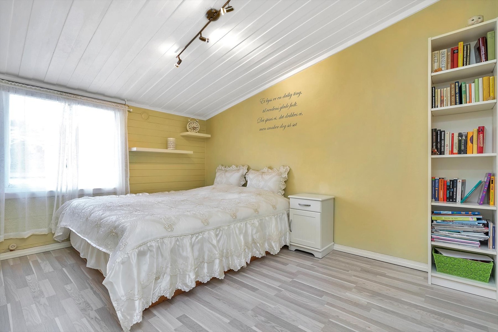 Soverom 1 - Hovedsoverom med bod som i dag benyttes som "walk-in-closet" Galleribilde