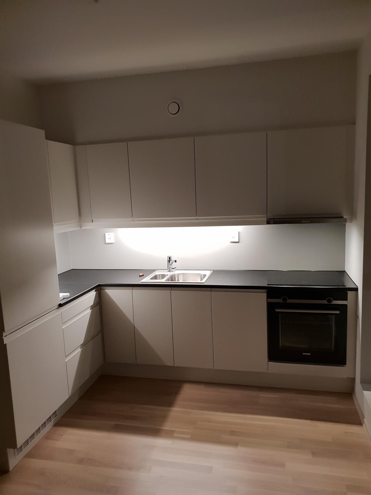 Kjøkken med hvitevarer fra 2019 Galleribilde