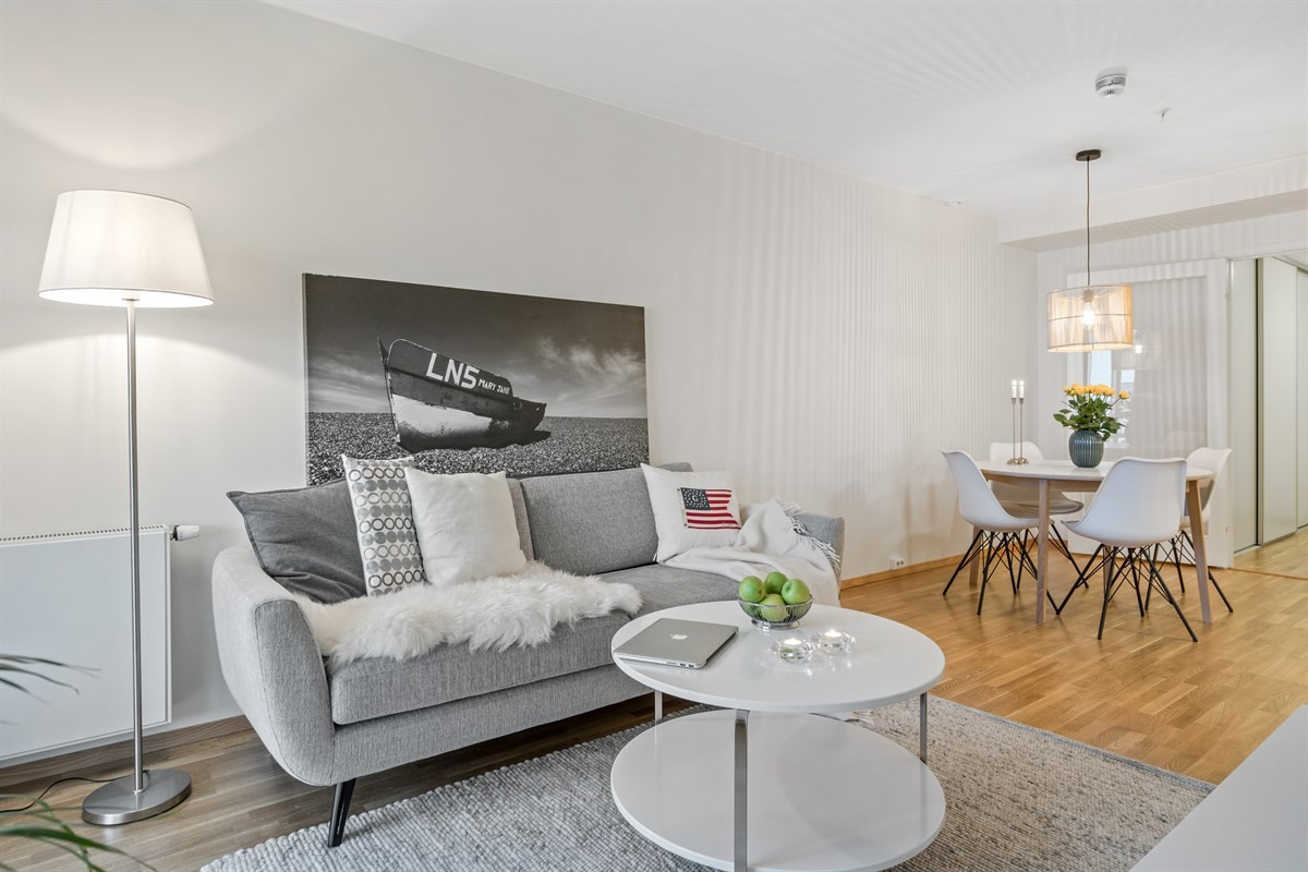 Stuen har fin størrelse med god plass til både spise- & sittegruppe.