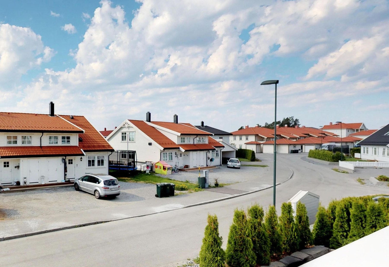 Boligen ligger i en blindgate som gir barnevennlig og rolige omgivelser Galleribilde
