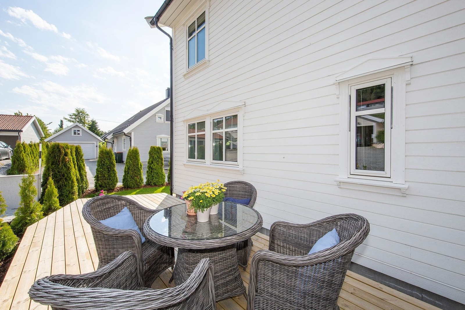 I bakkant av boligen er det bygget en stor terrasse på ca. 20 kvm. Galleribilde
