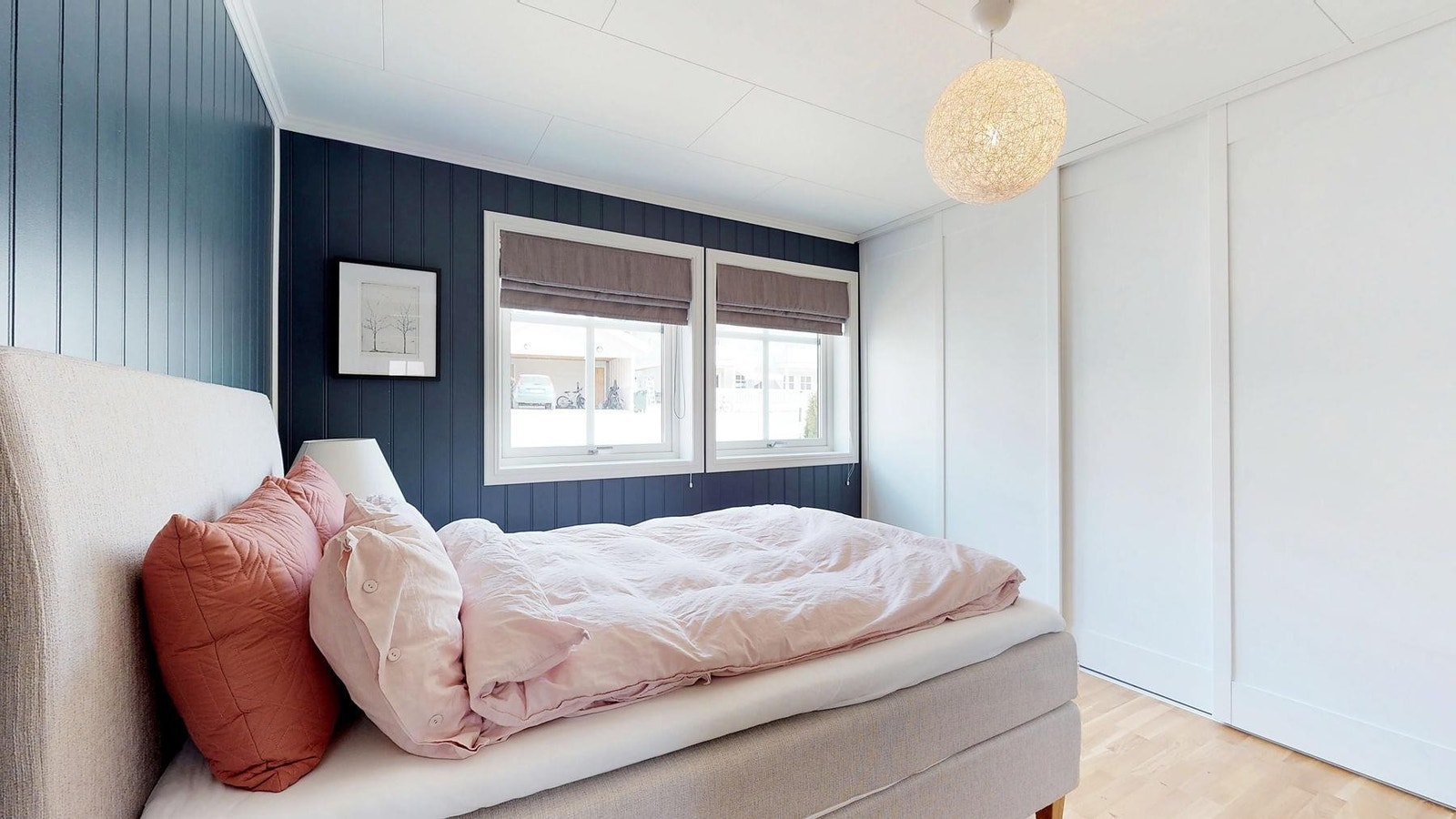 Soverom med skyvedørsgarderobe i boligens 1. etasje Galleribilde