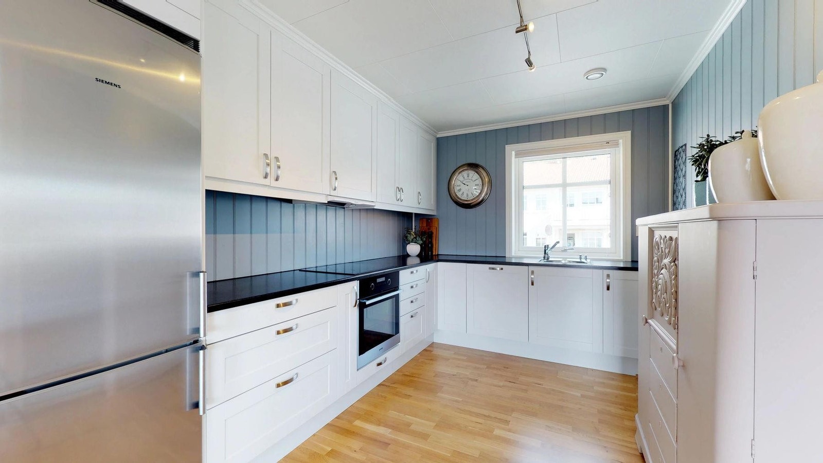 Kjøkken med kjøkkeninnredning fra Norema med integrert komfyr, koketopp og oppvaskmaskin. Galleribilde