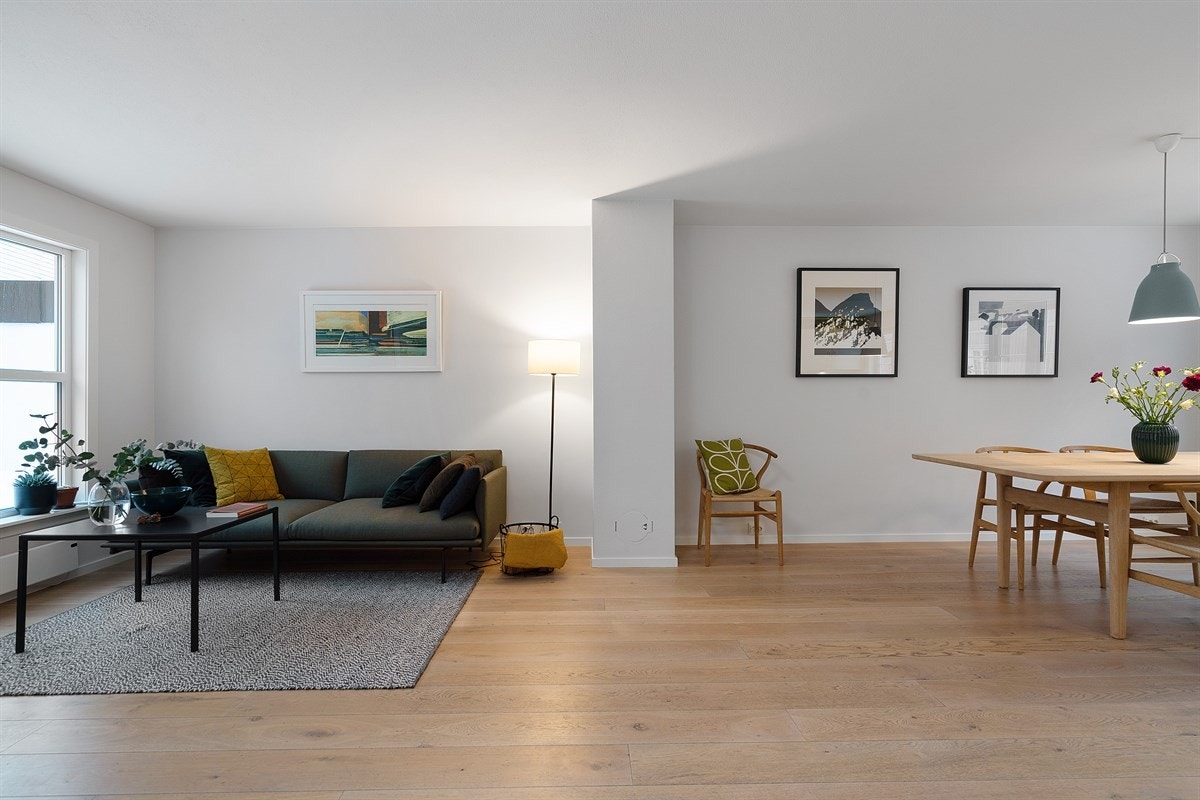 Den åpne løsningen mellom stue og kjøkken gjør at det er plass til et stort spisebord. Galleribilde