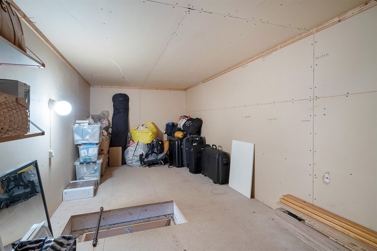 Lager-loft med stigeadkomst. Gulvareal på ca. 14 kvm. Takhøyde på ca. 180 cm. Galleribilde