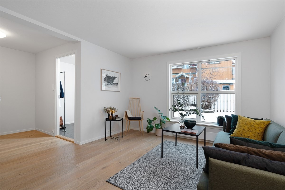Velkommen inn! Stuen er lys og åpen med store vindusflater. Galleribilde