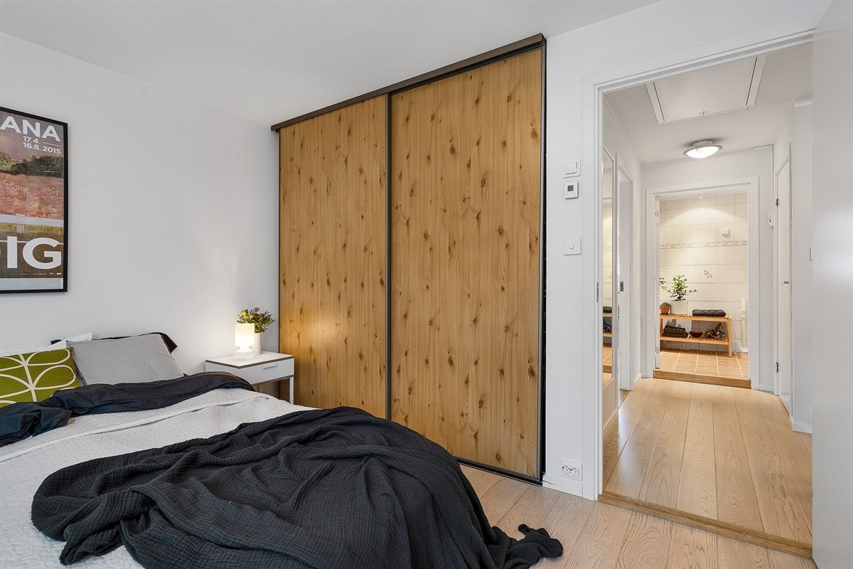 Med stor skyvedørsgarderobe kan du enkelt plassere vekk alt av klær og sko. Galleribilde