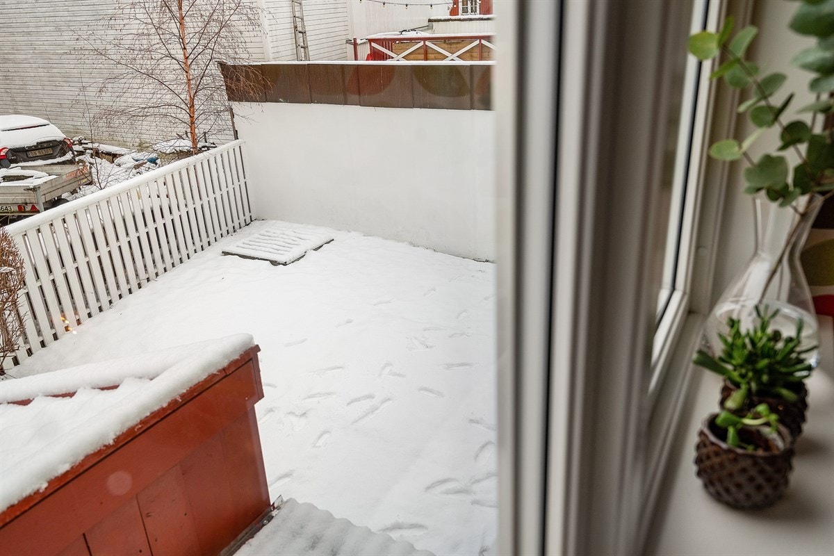 Fint utsyn fra soverommet ut mot rolig bakgård/ hage. Galleribilde