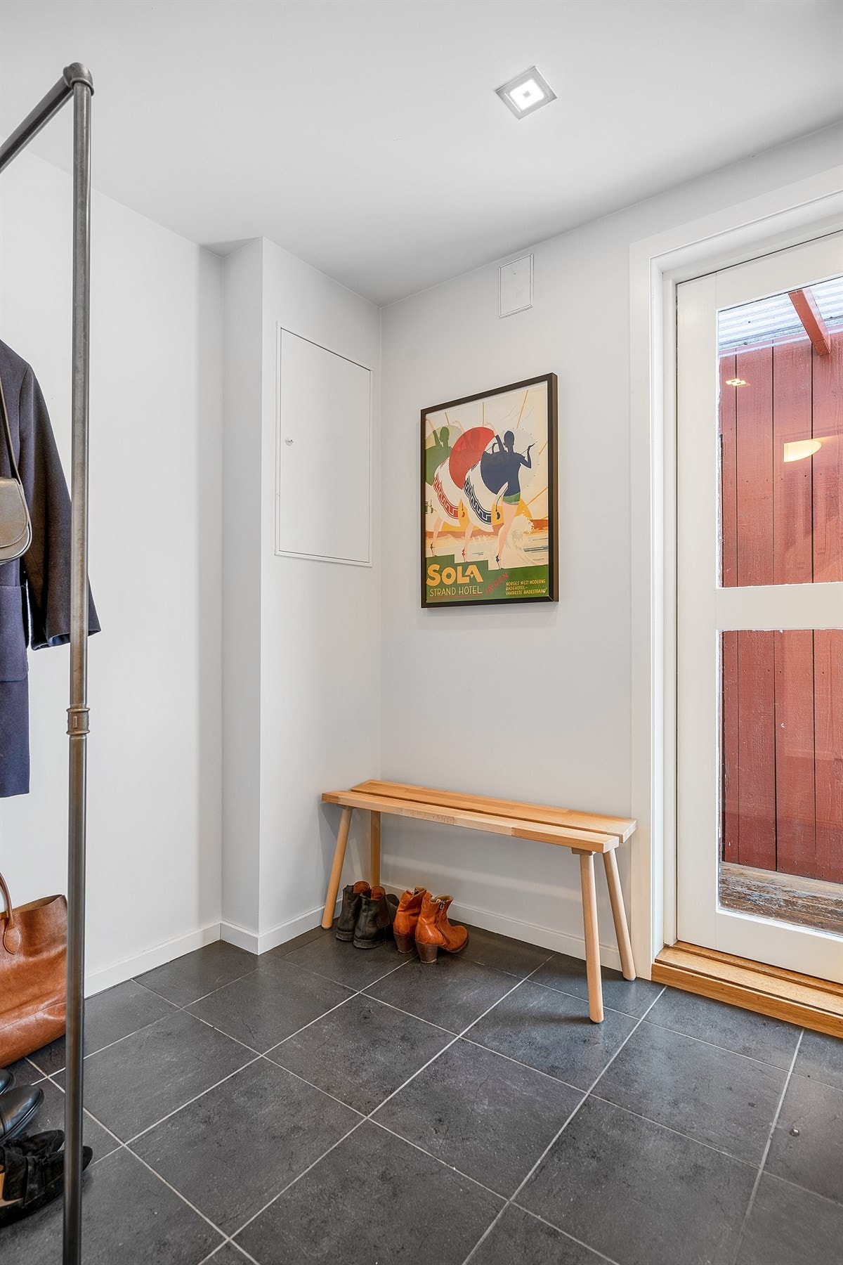 Gangen har flislagt gulv med varmekabler. Galleribilde