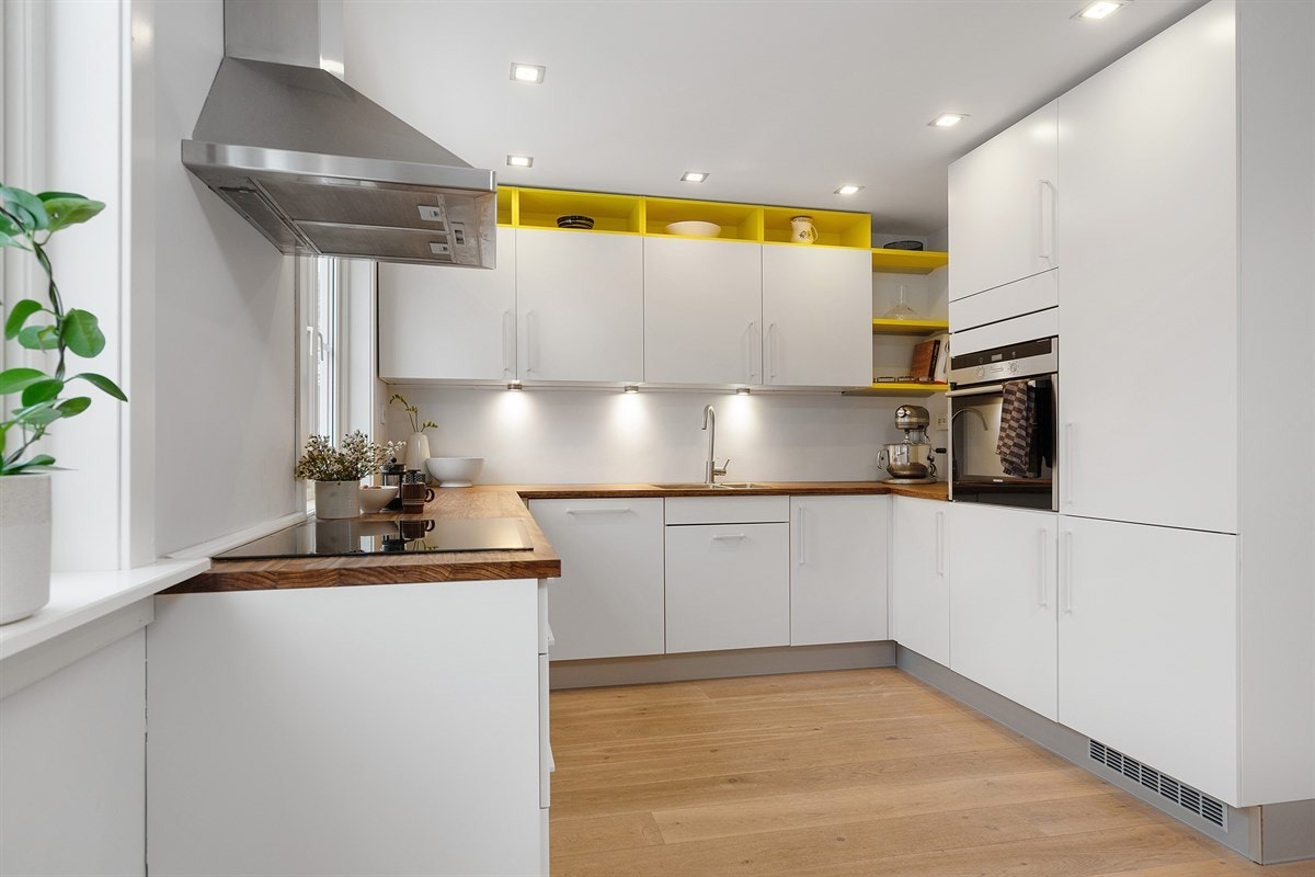 Kjøkkenet ble oppgradert i 2012 med flott HTH-innredning. Det medfølger også integrert oppvaskmaskin, integrert komfyr med nedfelt koketopp og integrert kjøl/frys. Galleribilde