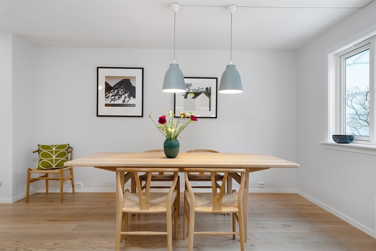 Med et innbydende spiseområde kan du glede deg til å invitere gjester. Galleribilde