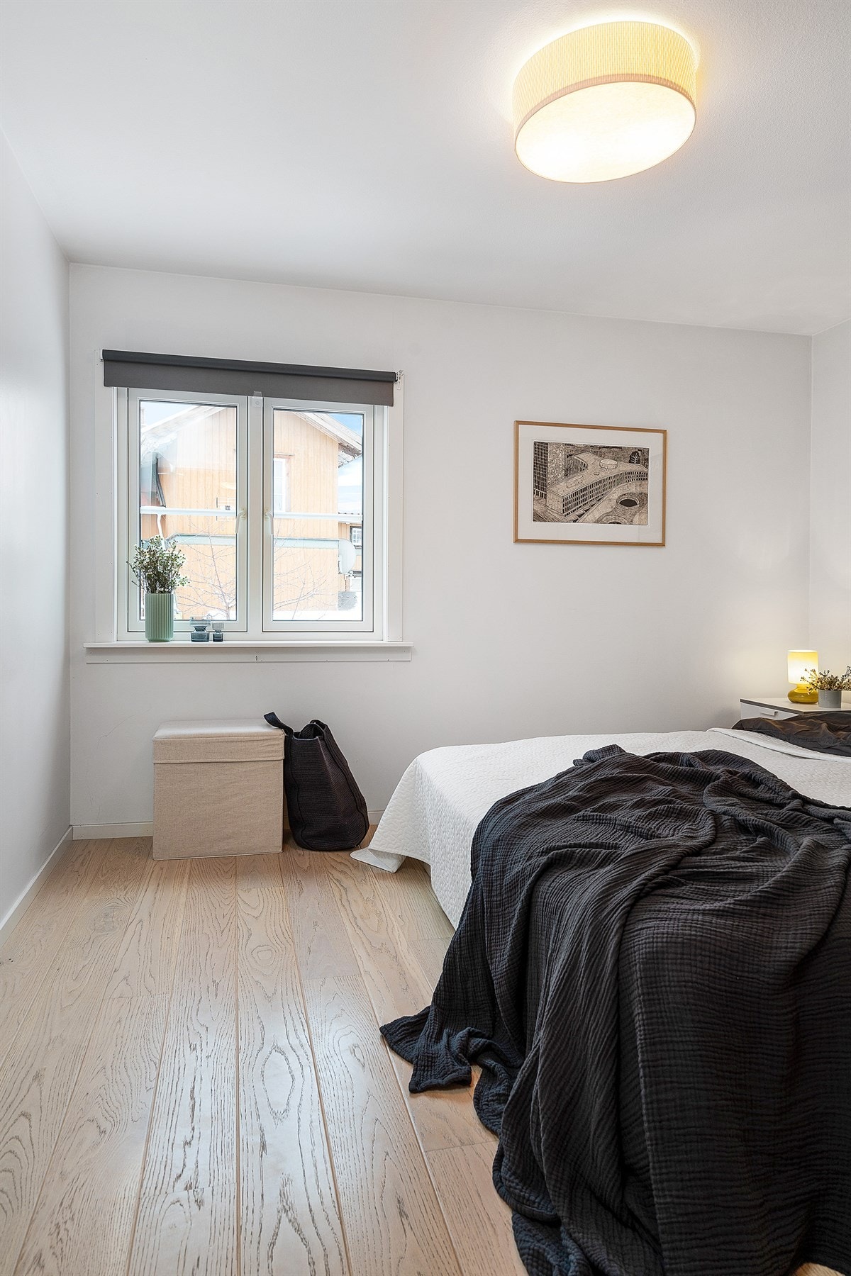 Det store vinduet sørger for at rommet blir lyst og åpent. Flott en-stavsparkett på gulv. Galleribilde