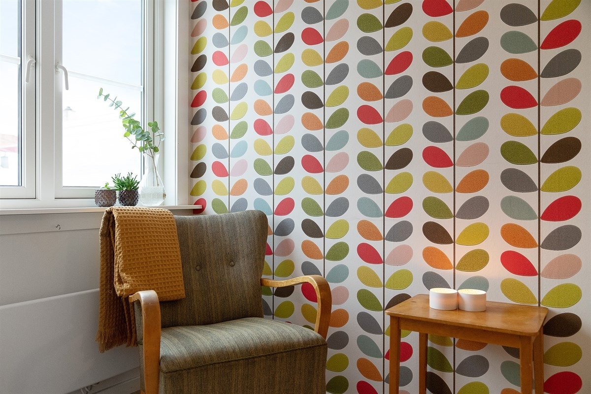 Den fine kontrastveggen skaper liv i rommet. Galleribilde