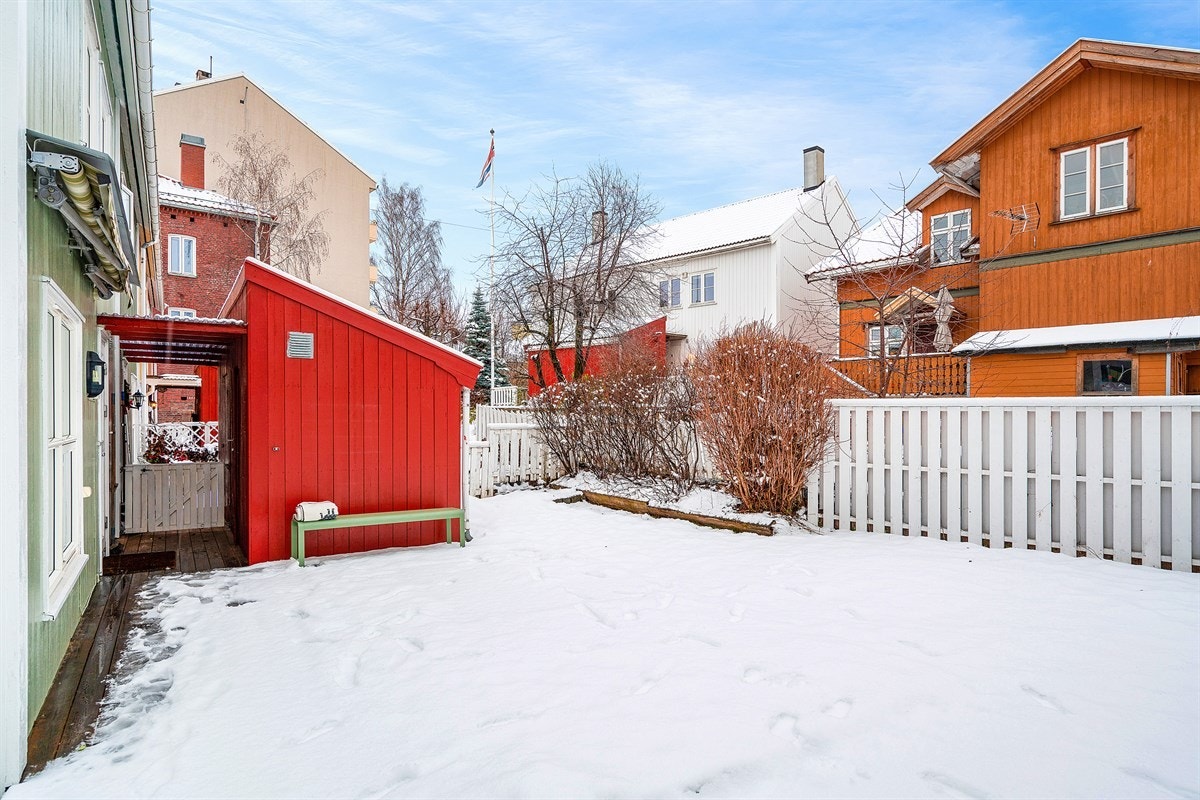 Flott og skjermet hage med romslig markterrasse i tre på ca 21m². Galleribilde