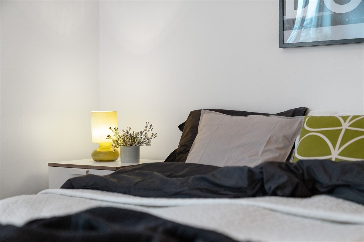 Lyse farger gjør rommet delikat og enkelt å innrede. Galleribilde