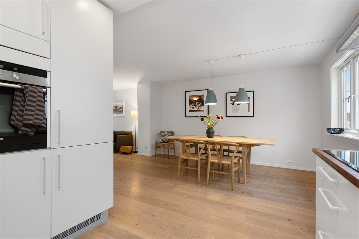 Den åpne løsningen gjør at du kan være sosial mens du lager mat. Galleribilde