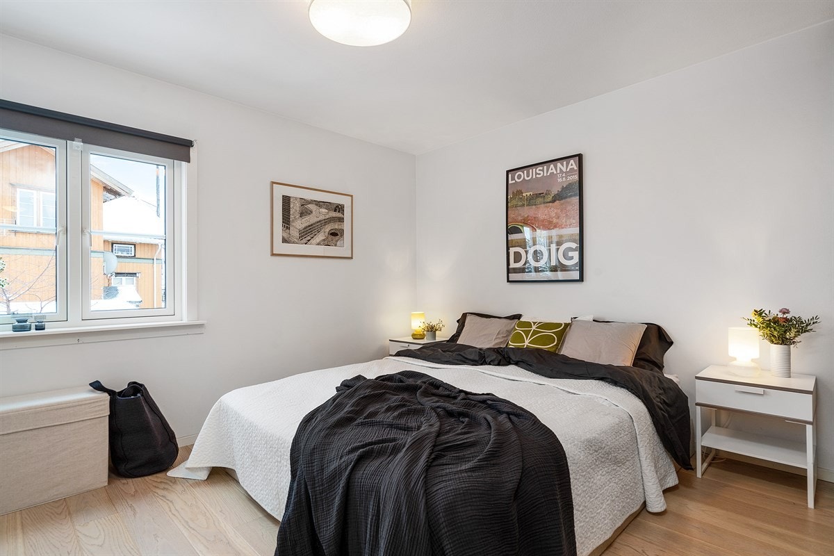 Romslig hovedsoverom med skyvedørsgarderobe og plass til dobbeltseng med nattbord på hver side. Galleribilde