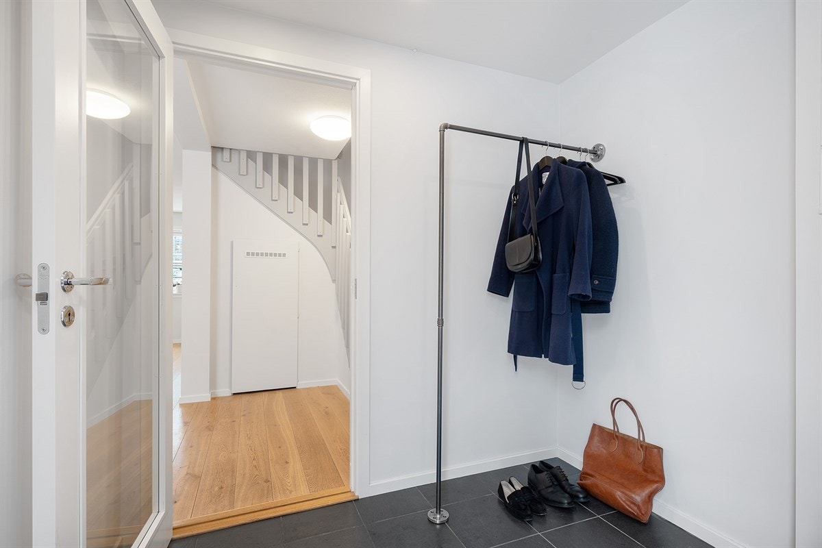Pen entré med plass til å henge fra seg yttertøy og sette fra seg sko. Galleribilde