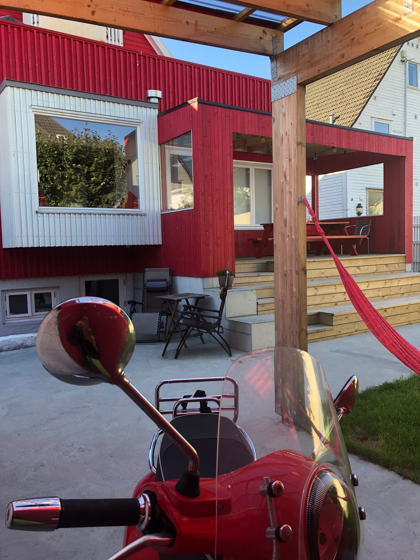 Fra boden og hengekøya ser du karnappet og terrassen Galleribilde