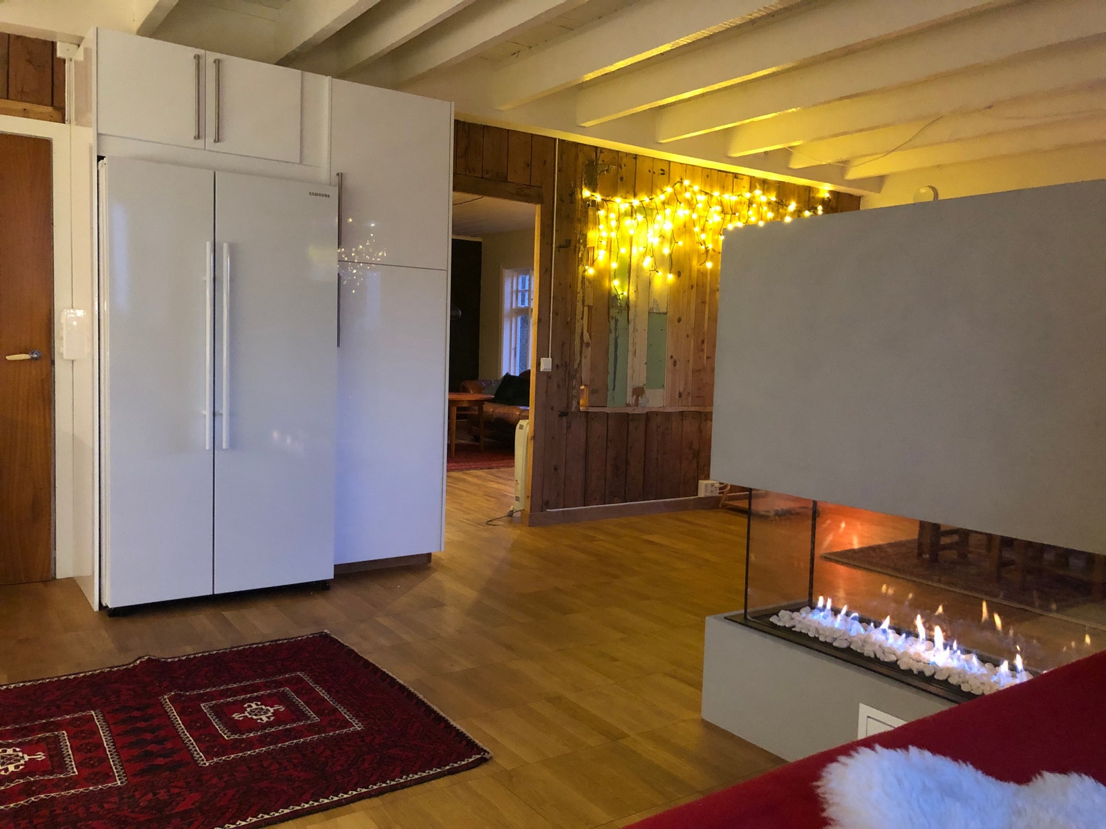 Allrom med kjøkken, spisestue, peis, karnapp og utgang til hagen og terrassen. Galleribilde
