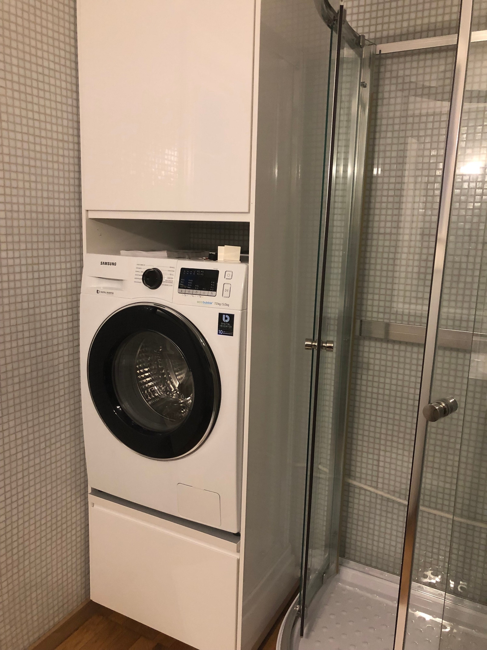 Ny vaskemaskin/tørketrommel. Dusjkabinett Galleribilde
