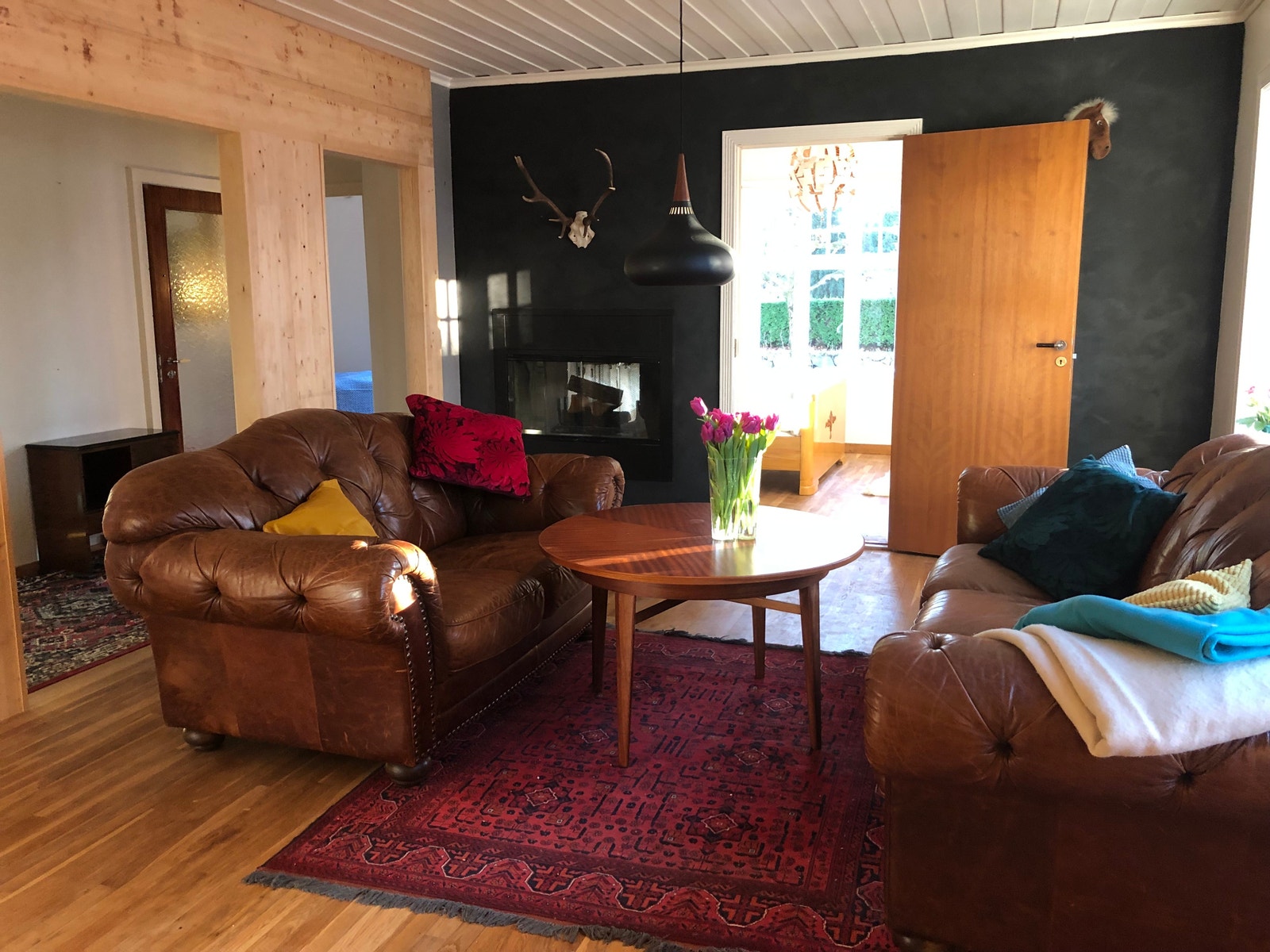 Stue med TV og peis Galleribilde