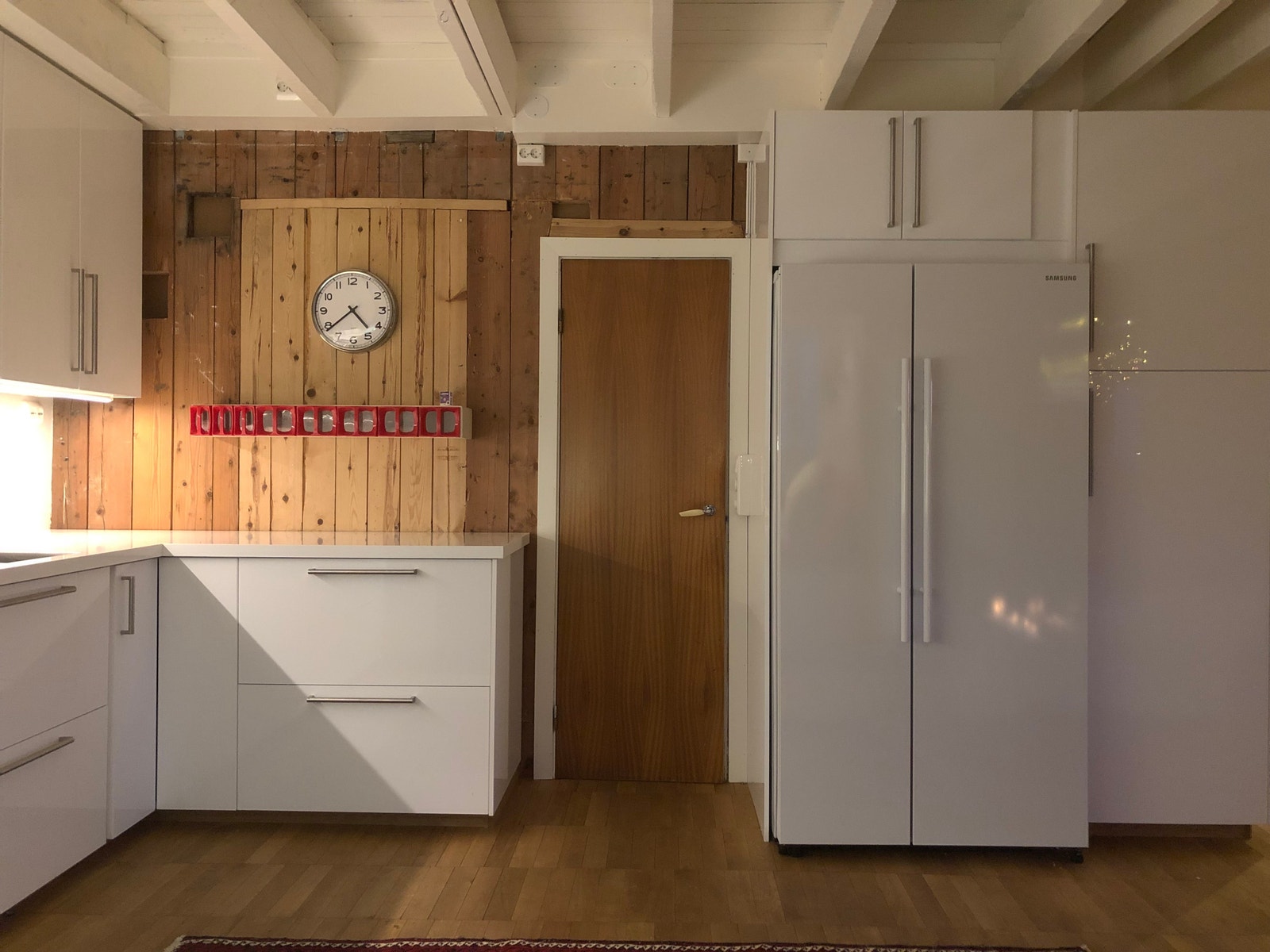 Nytt kjøkken, med gammel vegg og nytt side-by-side kjøleskap Galleribilde