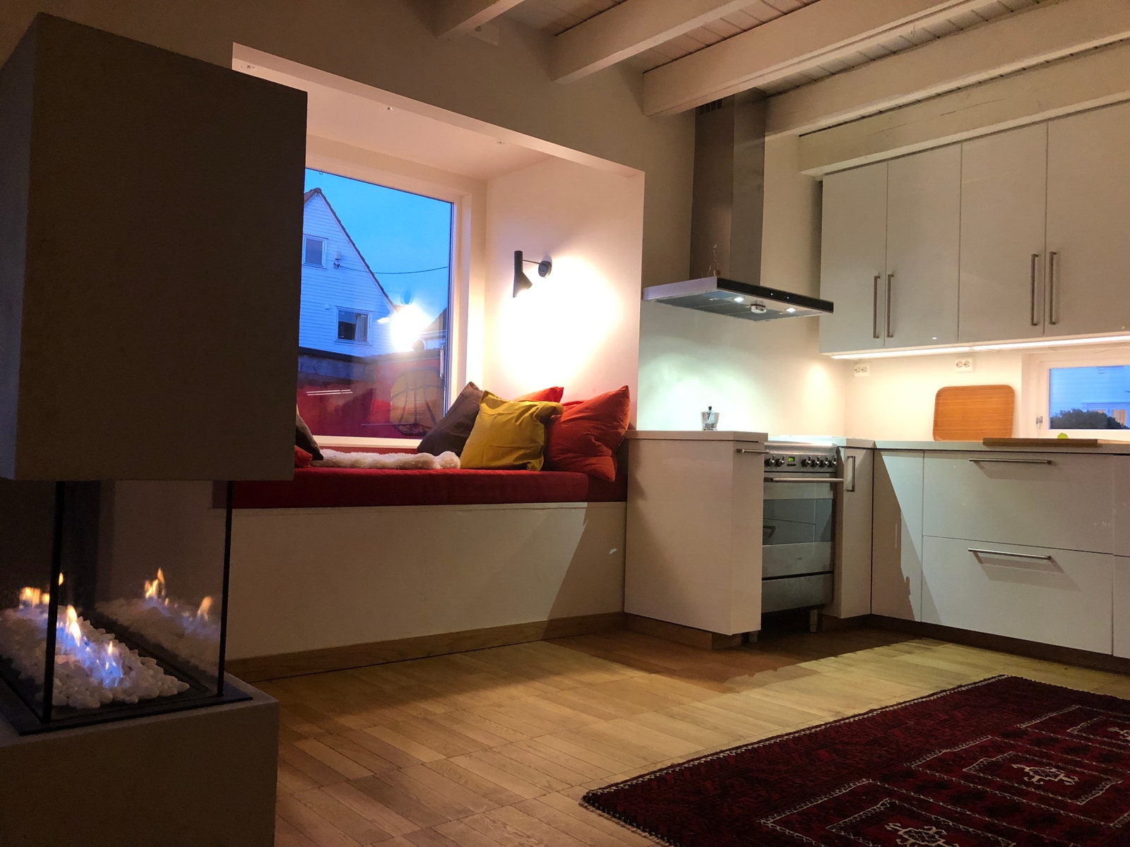 Allrom med kjøkken, karnappet, peis og spisestue Galleribilde
