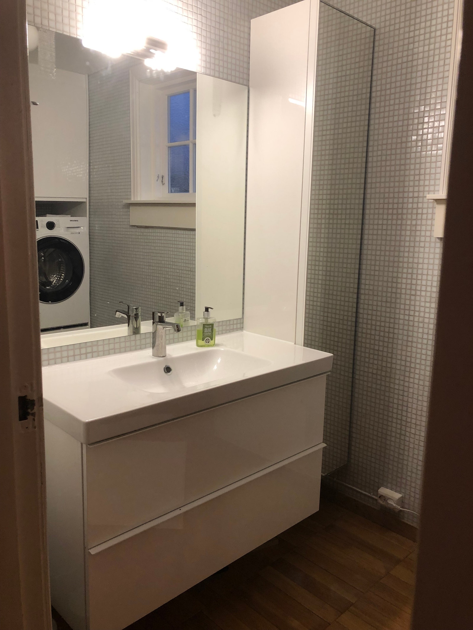 Baderom i hvitt og eiketre Galleribilde