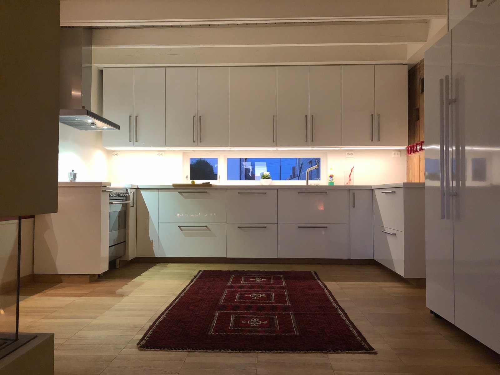 Kjøkken i allrom, med peis, spisestue, karnapp og utgang til hagen og terrassen Galleribilde