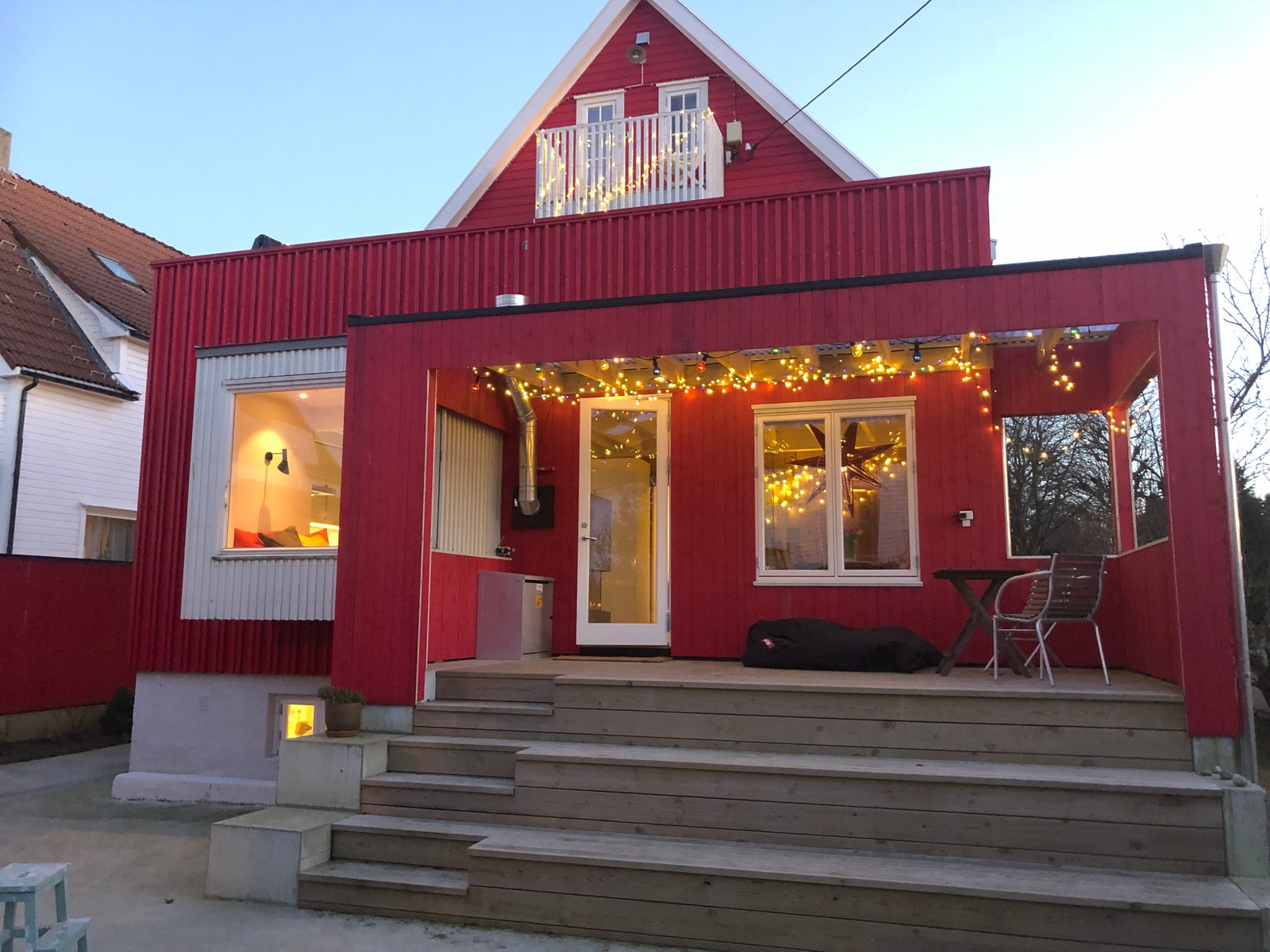 Terrassen med amfi ned til hagen Galleribilde