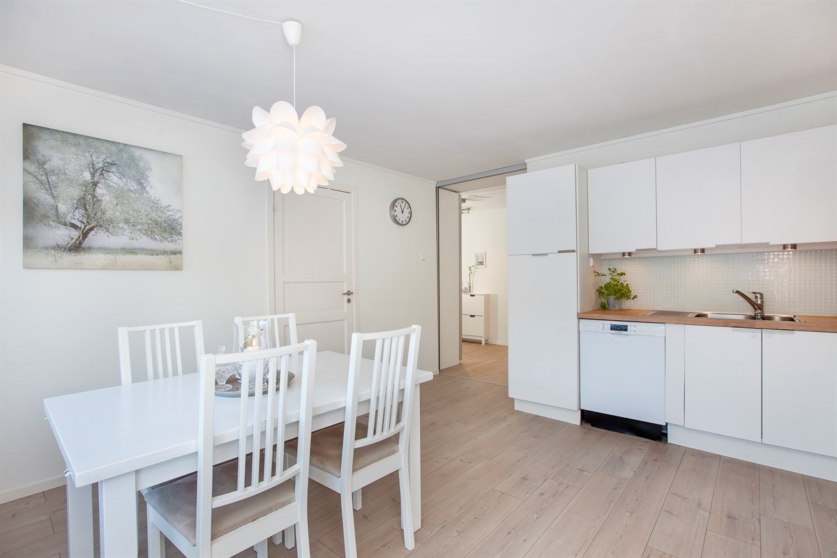 Svært romslig kjøkken med gode muligheter for møblering hvor du får plass til blant annet stort spisebord med tilhørende møblement. Galleribilde