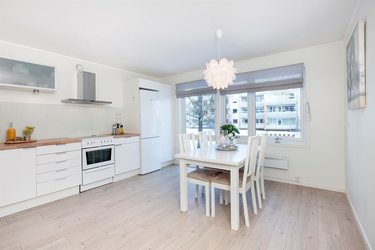 Separat kjøkken med god skap - og benkeplass. Galleribilde