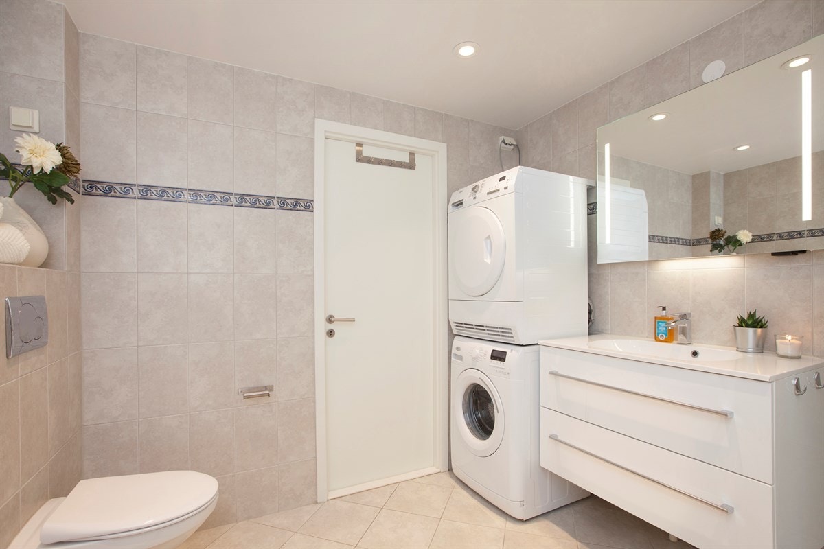 Videre er badet utstyrt med boblebadekar og vegghengt toalett. Galleribilde