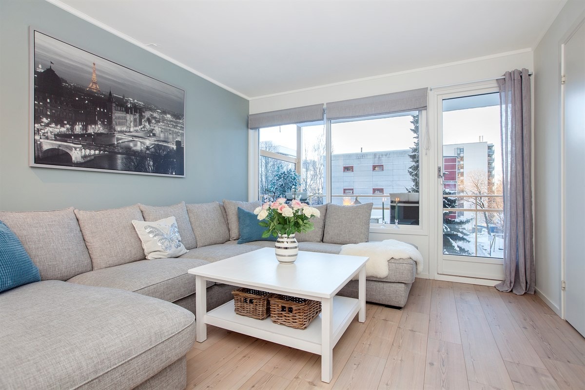 Utgang til veranda på 11 kvm med svært gode solforhold. Vendt mot sydvest. Galleribilde