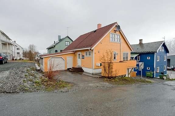 inngang til huset rett vedsiden av garasjen. Galleribilde