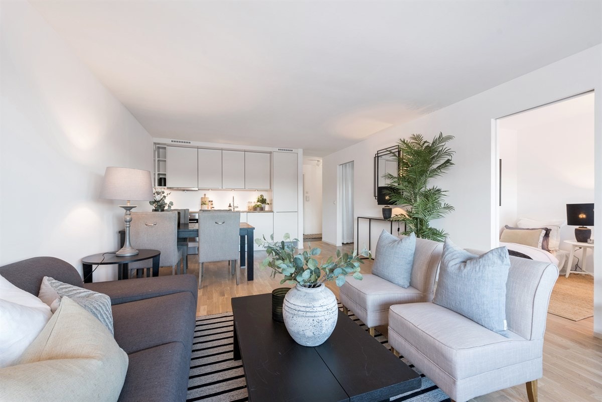 Stue med god plass til sofagruppe og spisebord Galleribilde