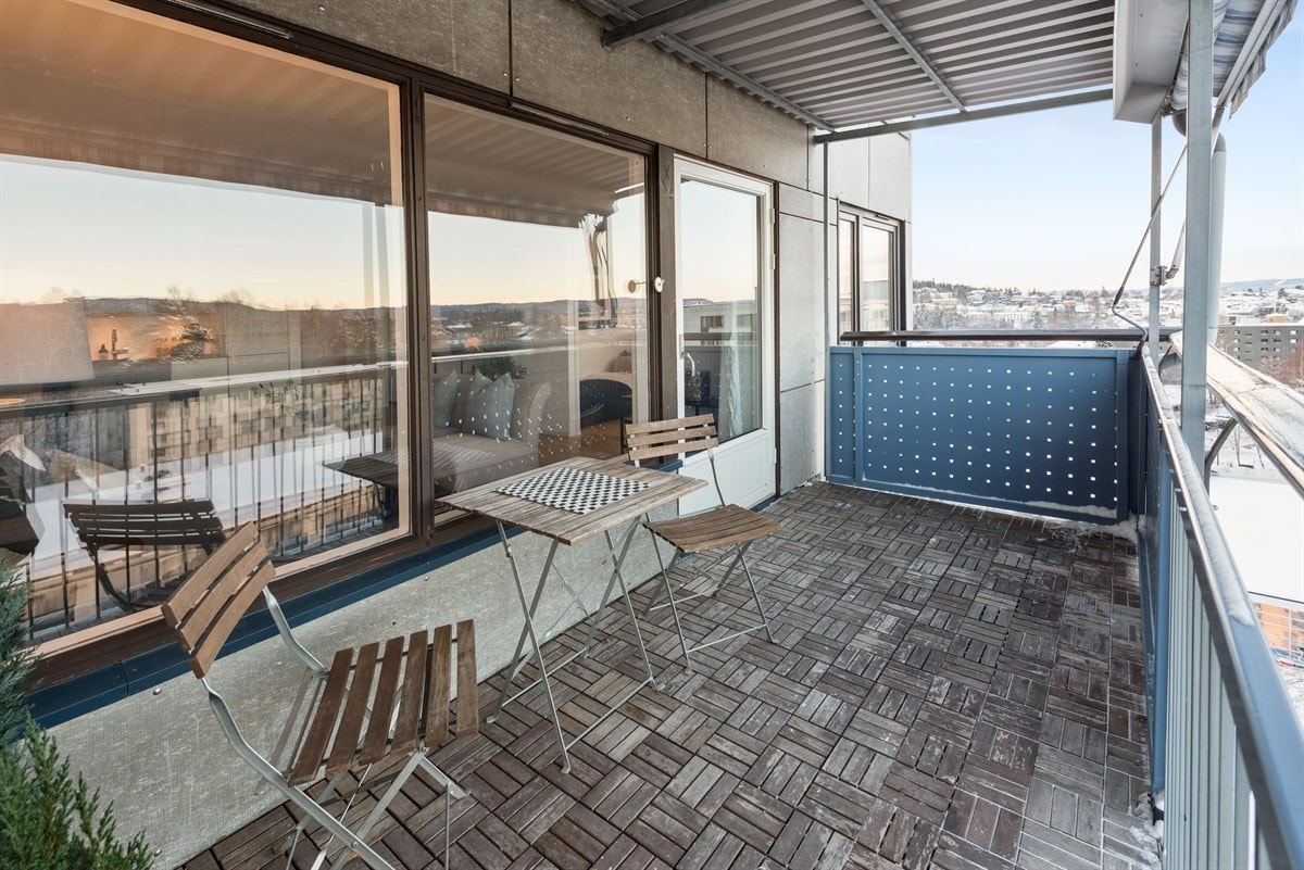 Balkongen er vestvendt med meget gode sol og lysforhold Galleribilde