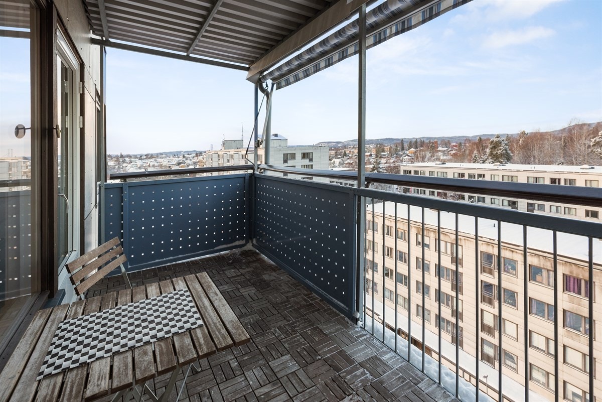 Ettermiddags og kveldssol med utsikt mot Røa kirke og Kolsås Galleribilde